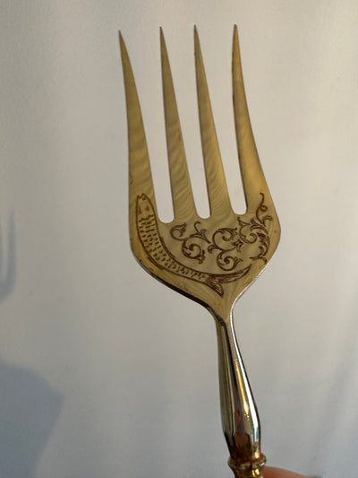 Fourchette à viande gravée en métal argenté et doré