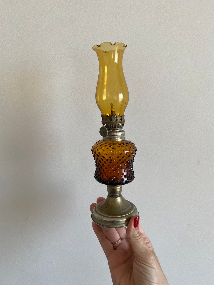 Lampes à pétrole en verre ambré avec socle en métal