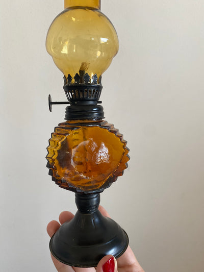 Lampes à pétrole en verre ambré avec socle en métal