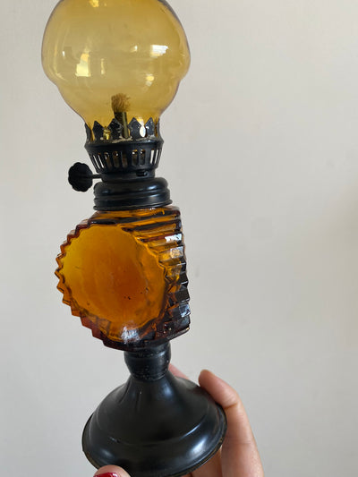 Lampes à pétrole en verre ambré avec socle en métal