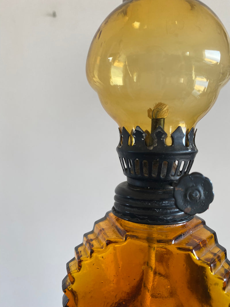Lampes à pétrole en verre ambré avec socle en métal