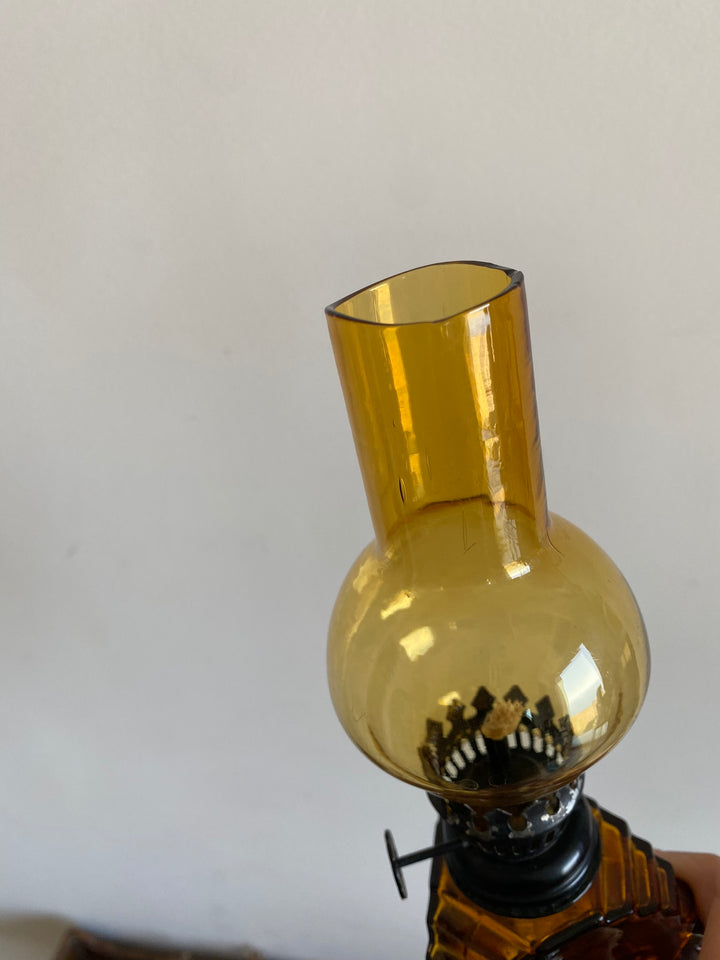 Lampes à pétrole en verre ambré avec socle en métal