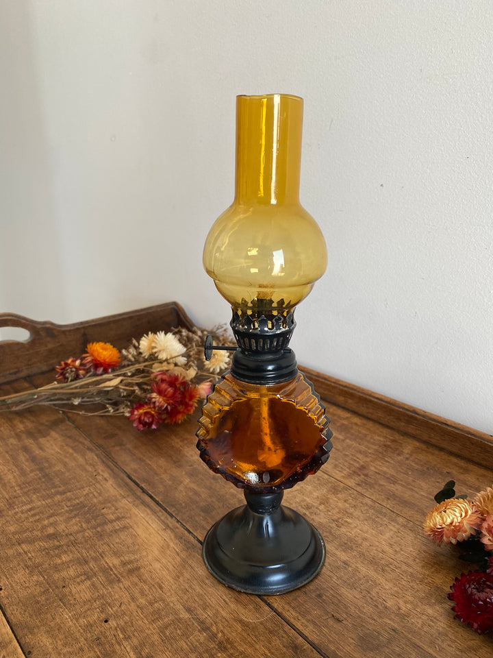 Lampes à pétrole en verre ambré avec socle en métal