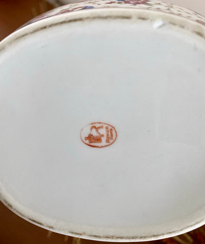 Petit pot en porcelaine avec anses