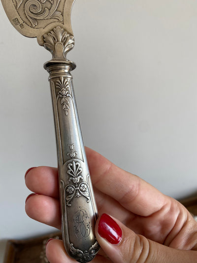 Couteau en métal argenté orné de fleurs