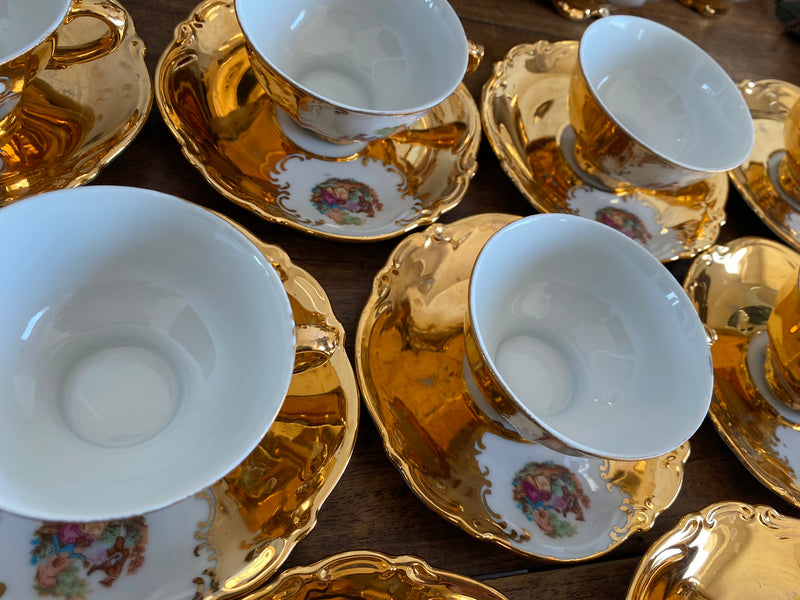 Service à café Altesse de Vercor porcelaine BAVARIA décor de roses Service à café Altesse de Vercor porcelaine BAVARIA décor de roses