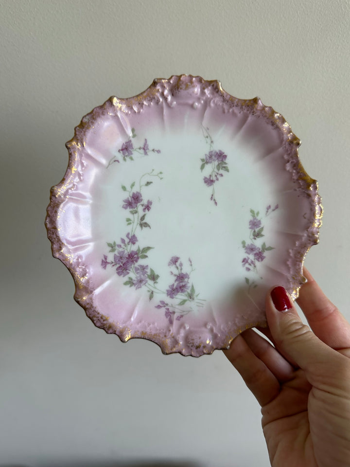 Assiettes en porcelaine de Limoges bordures dentelées dorées