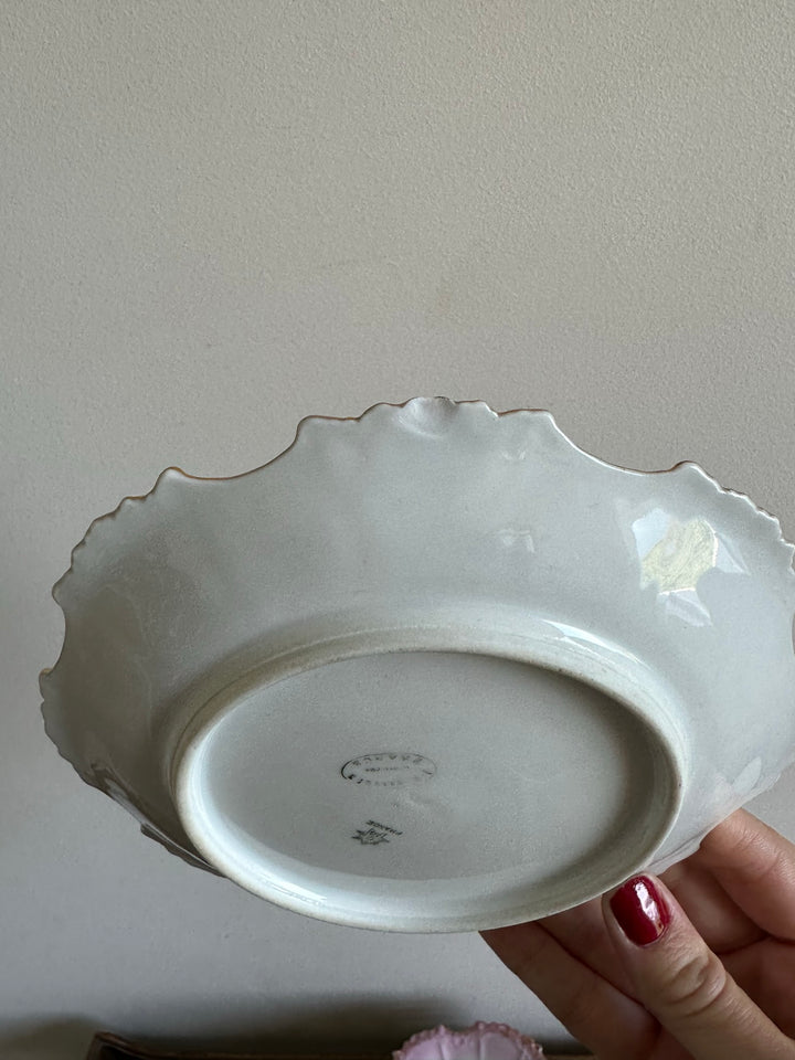 Assiettes en porcelaine de Limoges bordures dentelées dorées