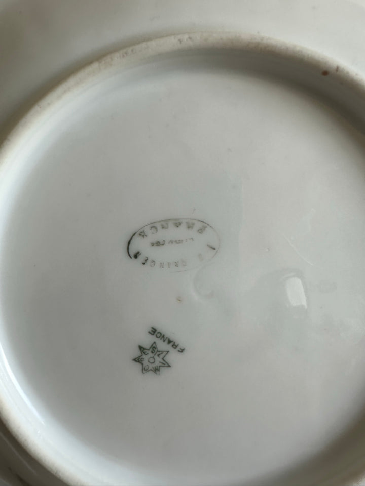 Assiettes en porcelaine de Limoges bordures dentelées dorées