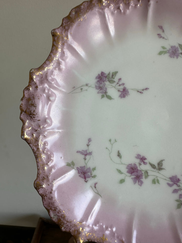 Assiettes en porcelaine de Limoges bordures dentelées dorées