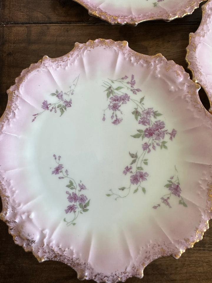 Assiettes en porcelaine de Limoges bordures dentelées dorées
