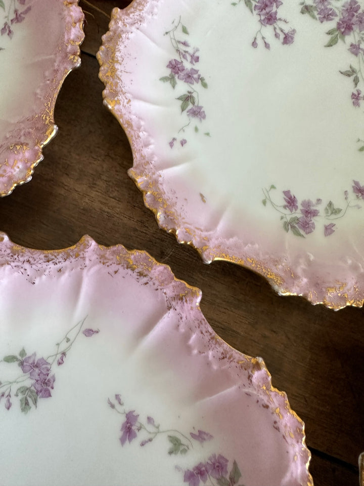 Assiettes en porcelaine de Limoges bordures dentelées dorées