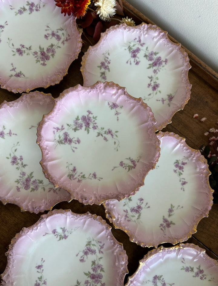 Assiettes en porcelaine de Limoges bordures dentelées dorées