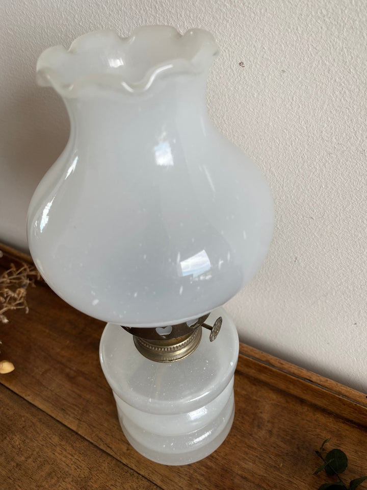 Lampe à pétrole réservoir en verre opaque blanc