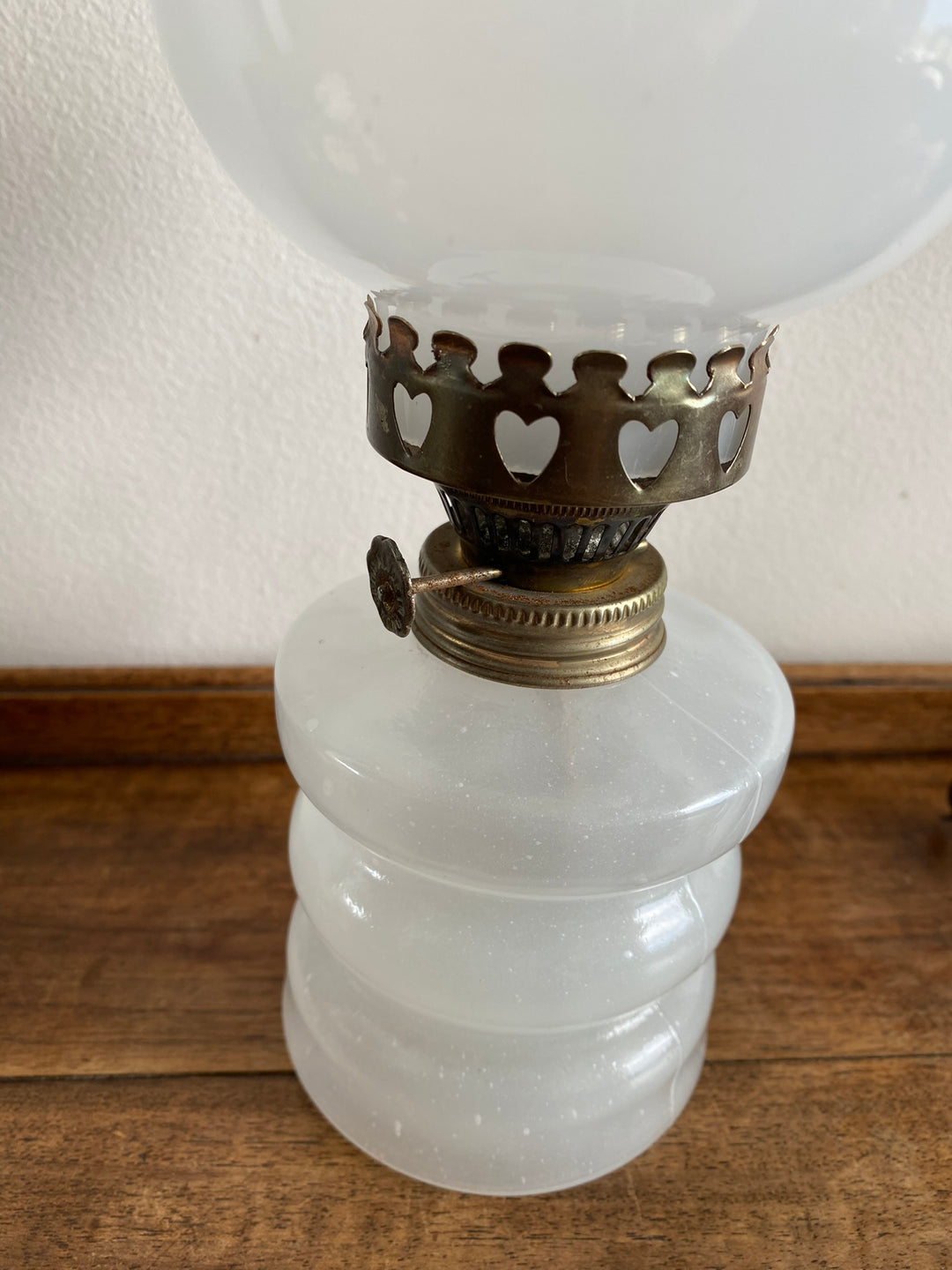 Lampe à pétrole réservoir en verre opaque blanc