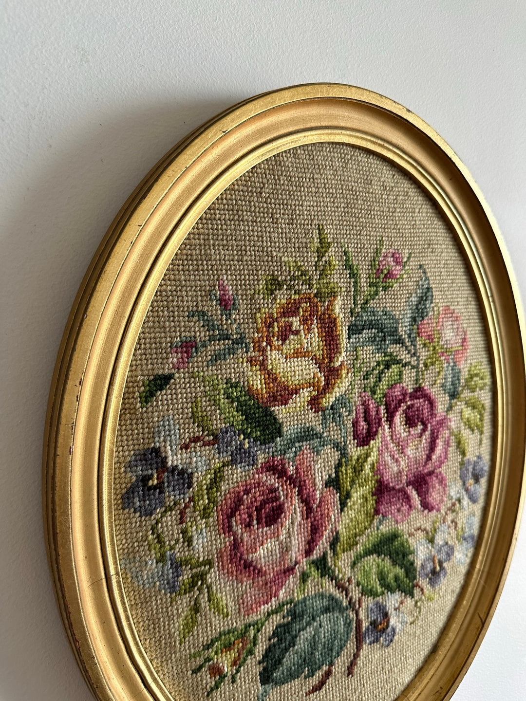 Broderie florale encadrée en bois doré XL