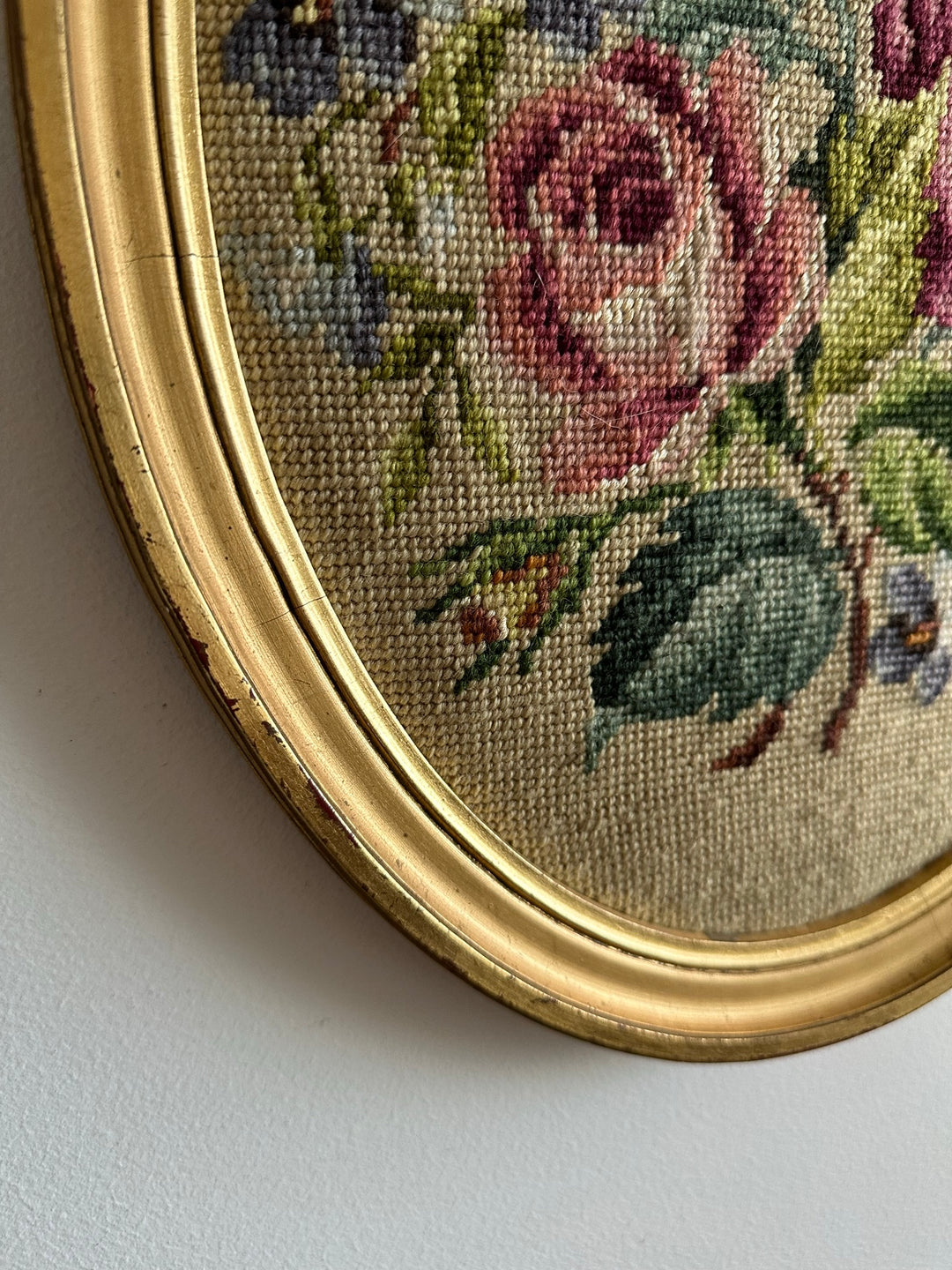 Broderie florale encadrée en bois doré XL