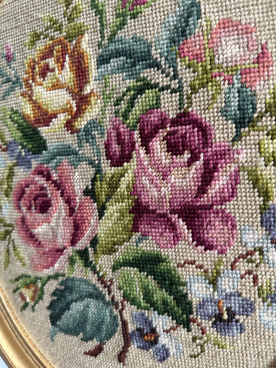 Broderie florale encadrée en bois doré XL