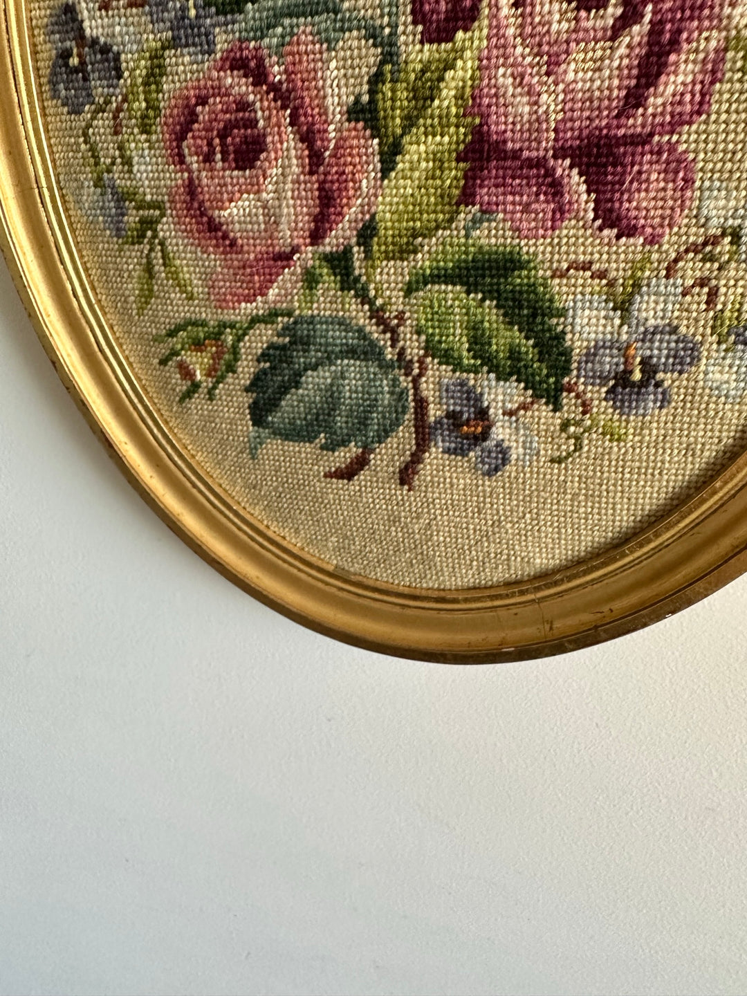 Broderie florale encadrée en bois doré XL