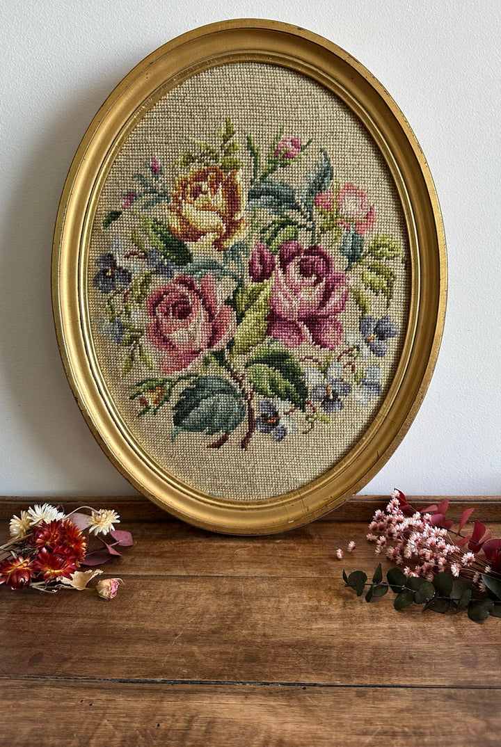 Broderie florale encadrée en bois doré XL