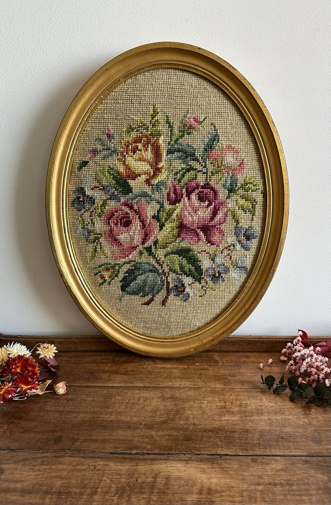 Broderie florale encadrée en bois doré XL