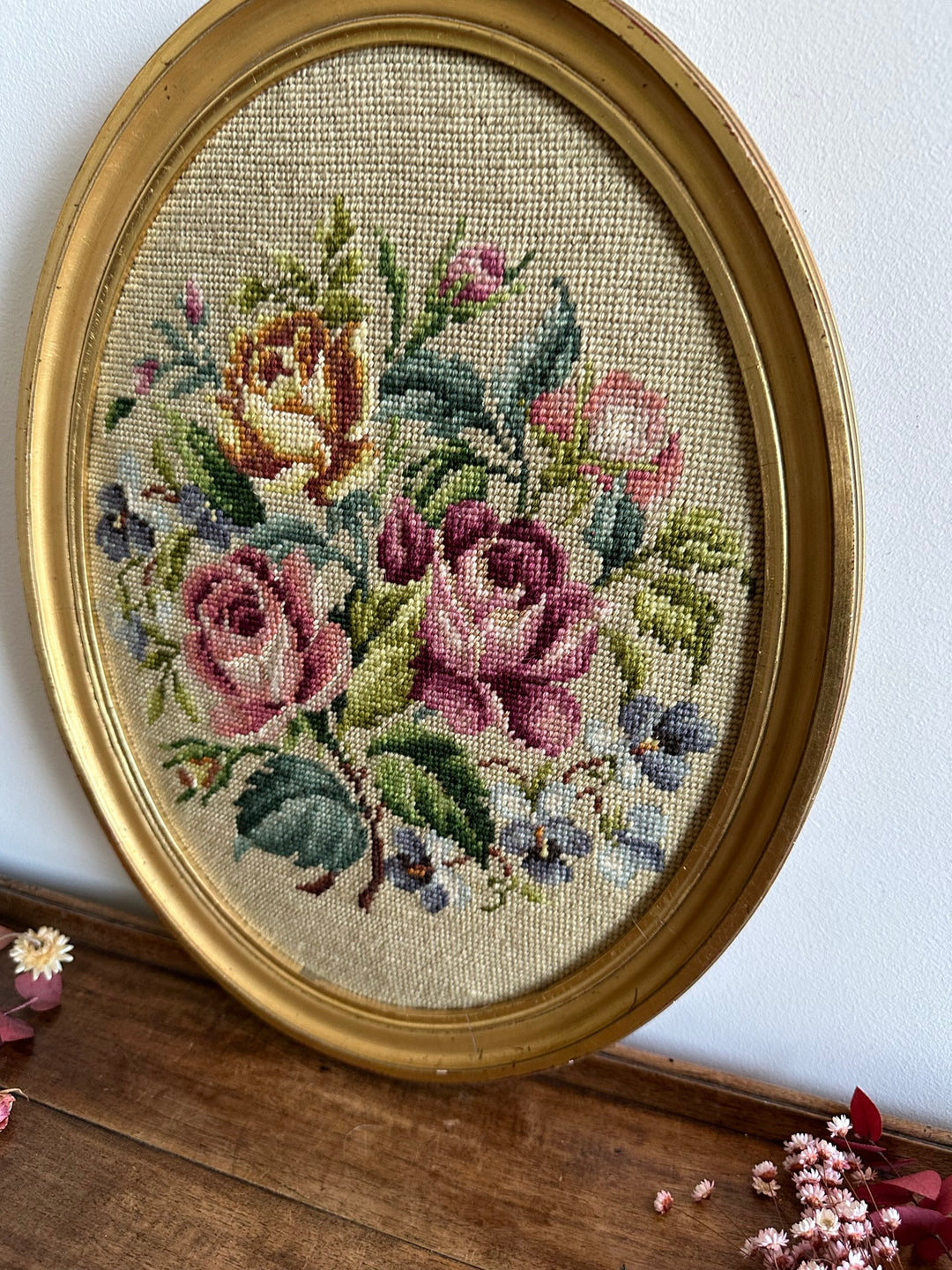 Broderie florale encadrée en bois doré XL