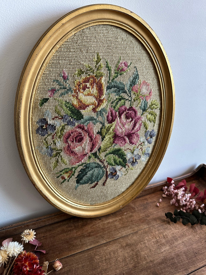 Broderie florale encadrée en bois doré XL