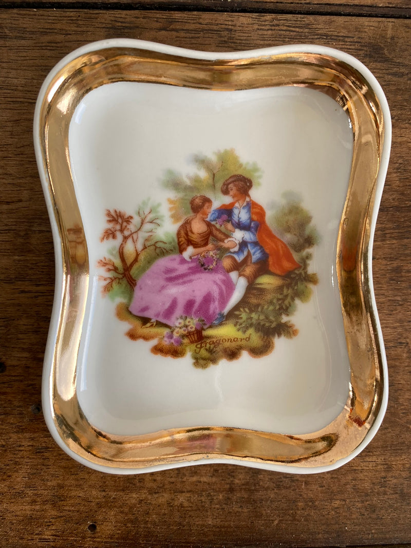 Coupelles en porcelaine de Limoges galon doré et scènes romantiques