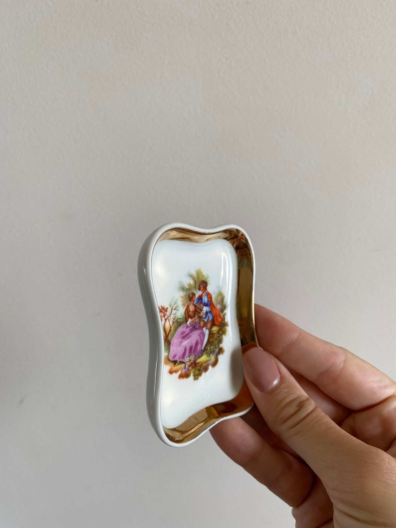 ART ANCIEN ASSIETTE Porcelaine de Limoges André doré à l' or fin EUR 5 ART ANCIEN ASSIETTE Porcelaine de Limoges André doré à l' or fin EUR 5