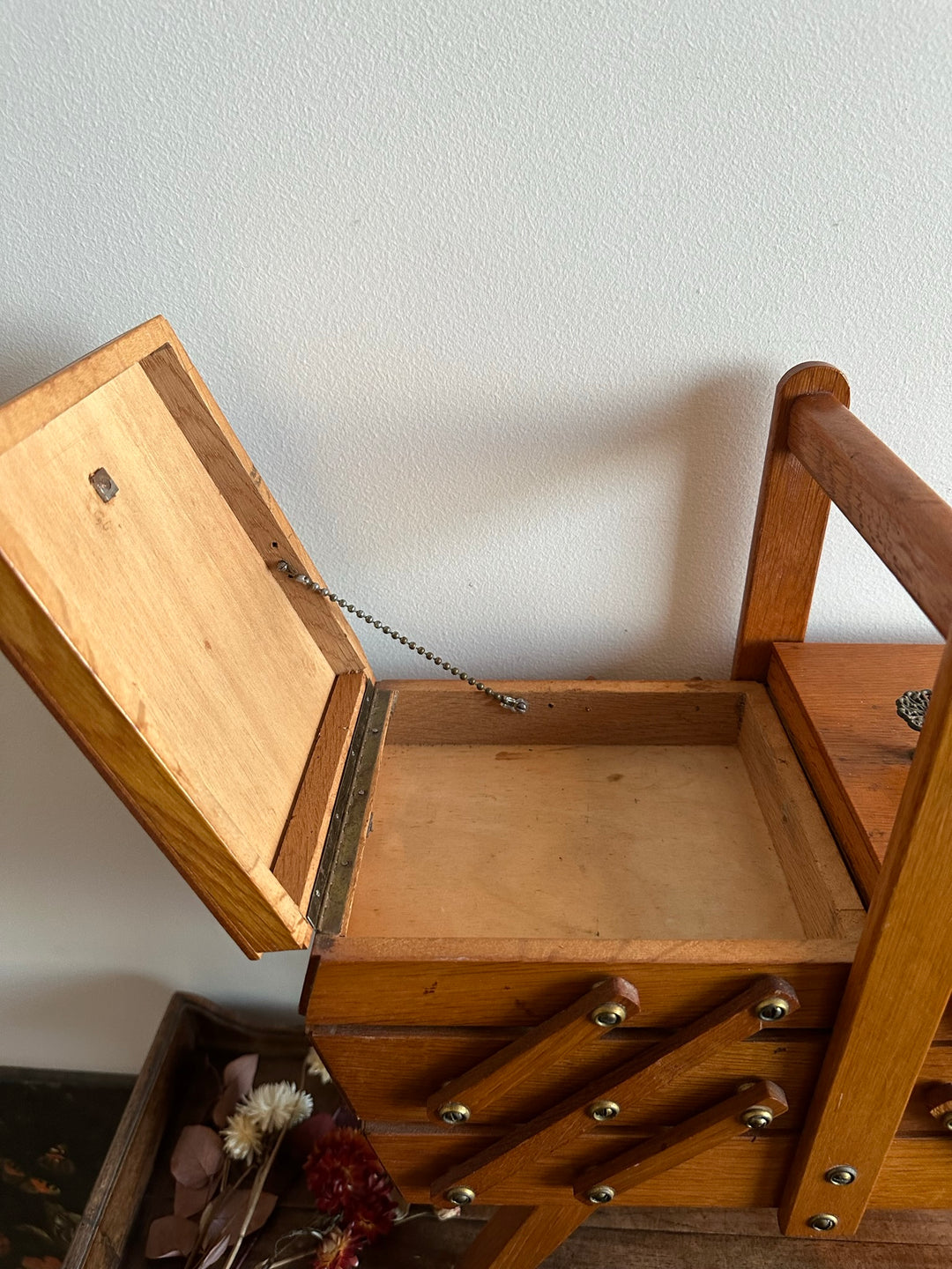 Travailleuse en bois sur pieds hauts années 60