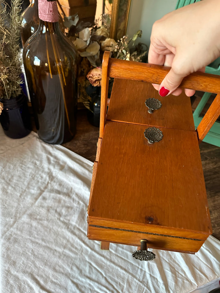 Travailleuse en bois sur pieds hauts années 60