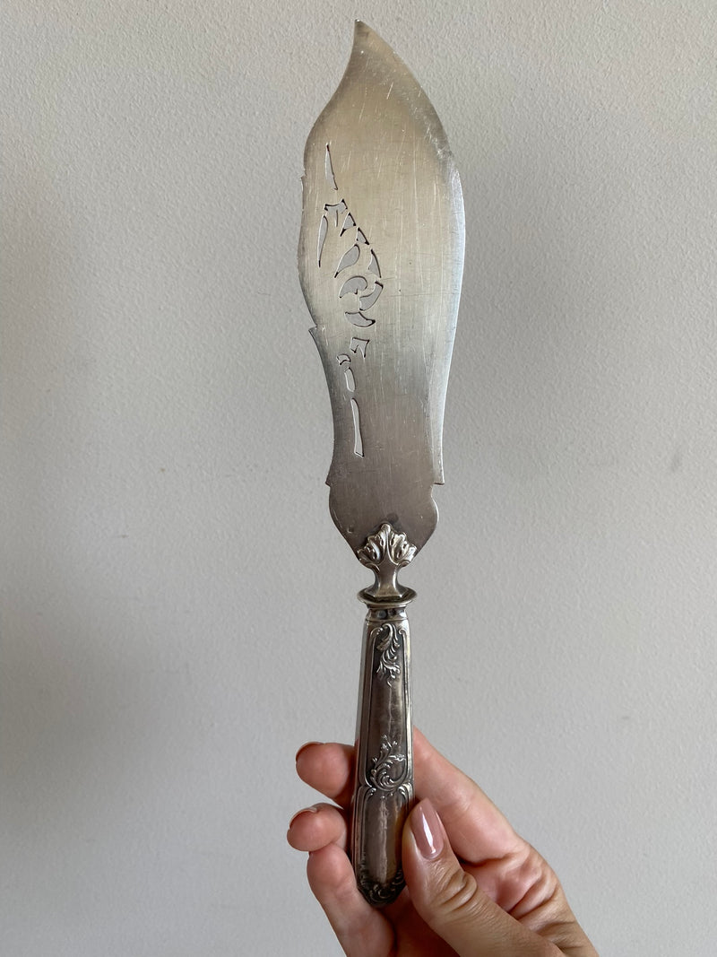 Couteau en métal argenté gravé lame ajourée