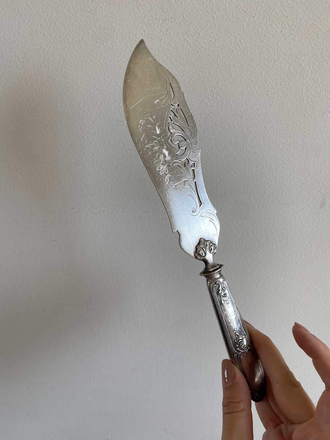 Couteau en métal argenté gravé lame ajourée
