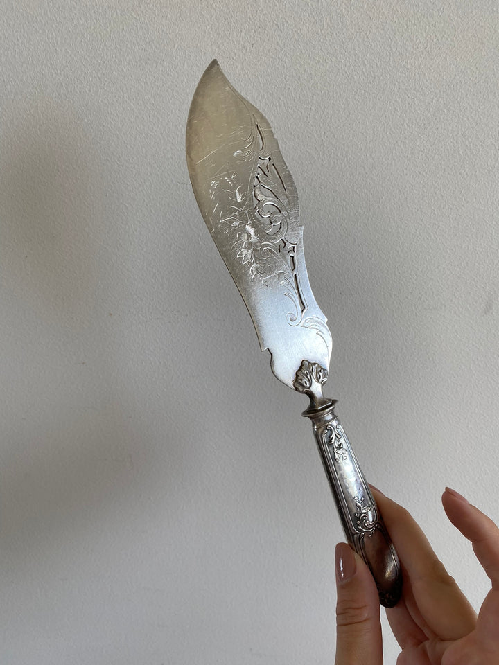 Couteau en métal argenté gravé lame ajourée