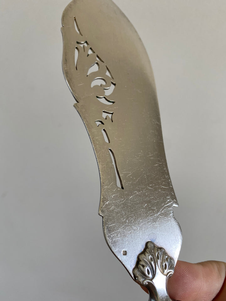 Couteau en métal argenté gravé lame ajourée