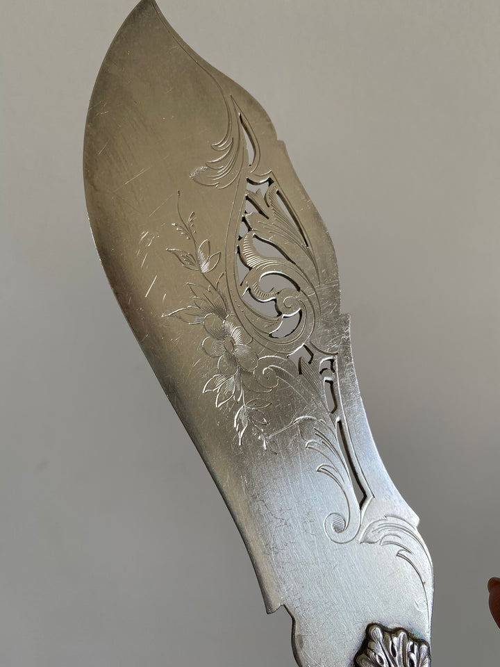 Couteau en métal argenté gravé lame ajourée
