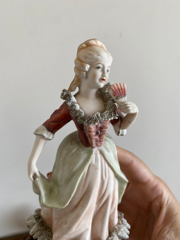 Statuettes porcelaine fabrication pologne couple en costumes d'époque