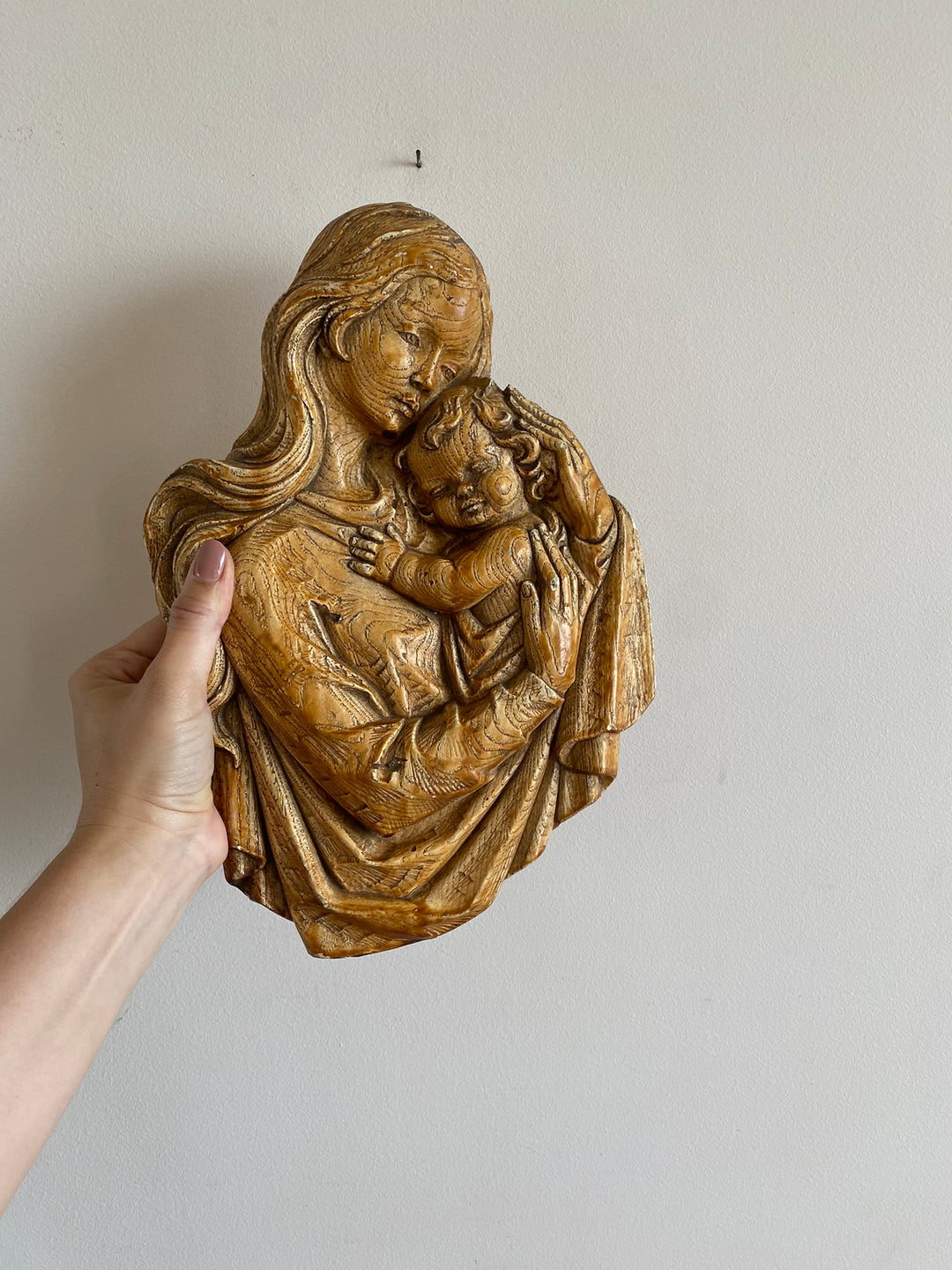 Représentation de la vierge et l'enfant en plâtre