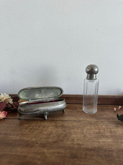 Pilulier en métal argenté et flacon de parfum années 1920