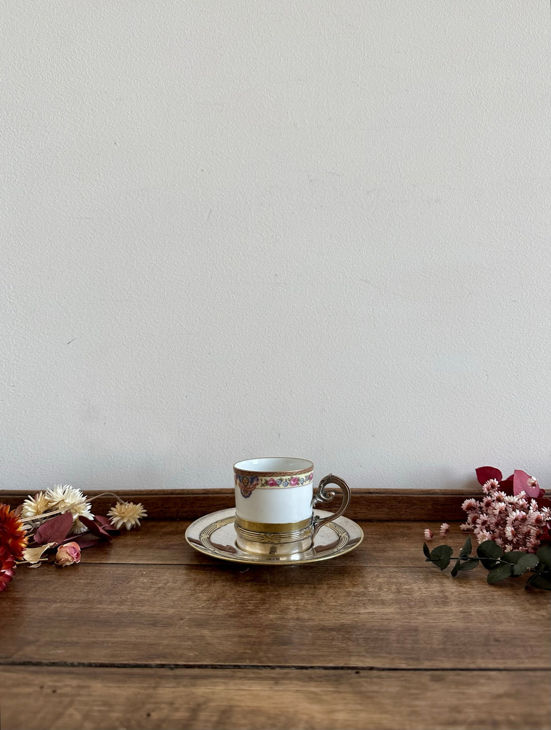 Tasse en porcelaine de Limoges avec porte tasse en métal argenté