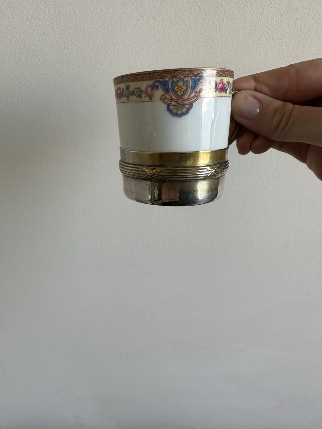 Tasse en porcelaine de Limoges avec porte tasse en métal argenté