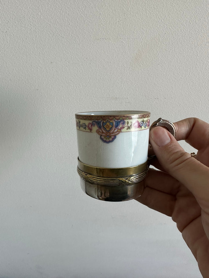 Tasse en porcelaine de Limoges avec porte tasse en métal argenté