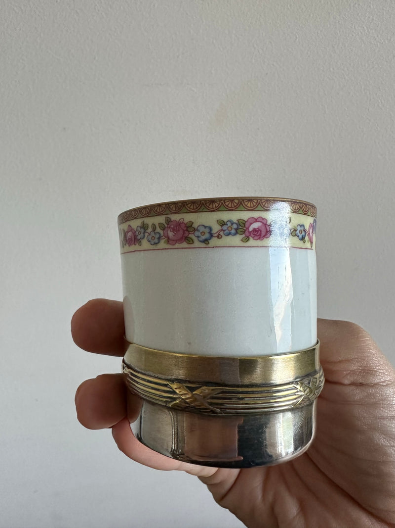 Tasse en porcelaine de Limoges avec porte tasse en métal argenté