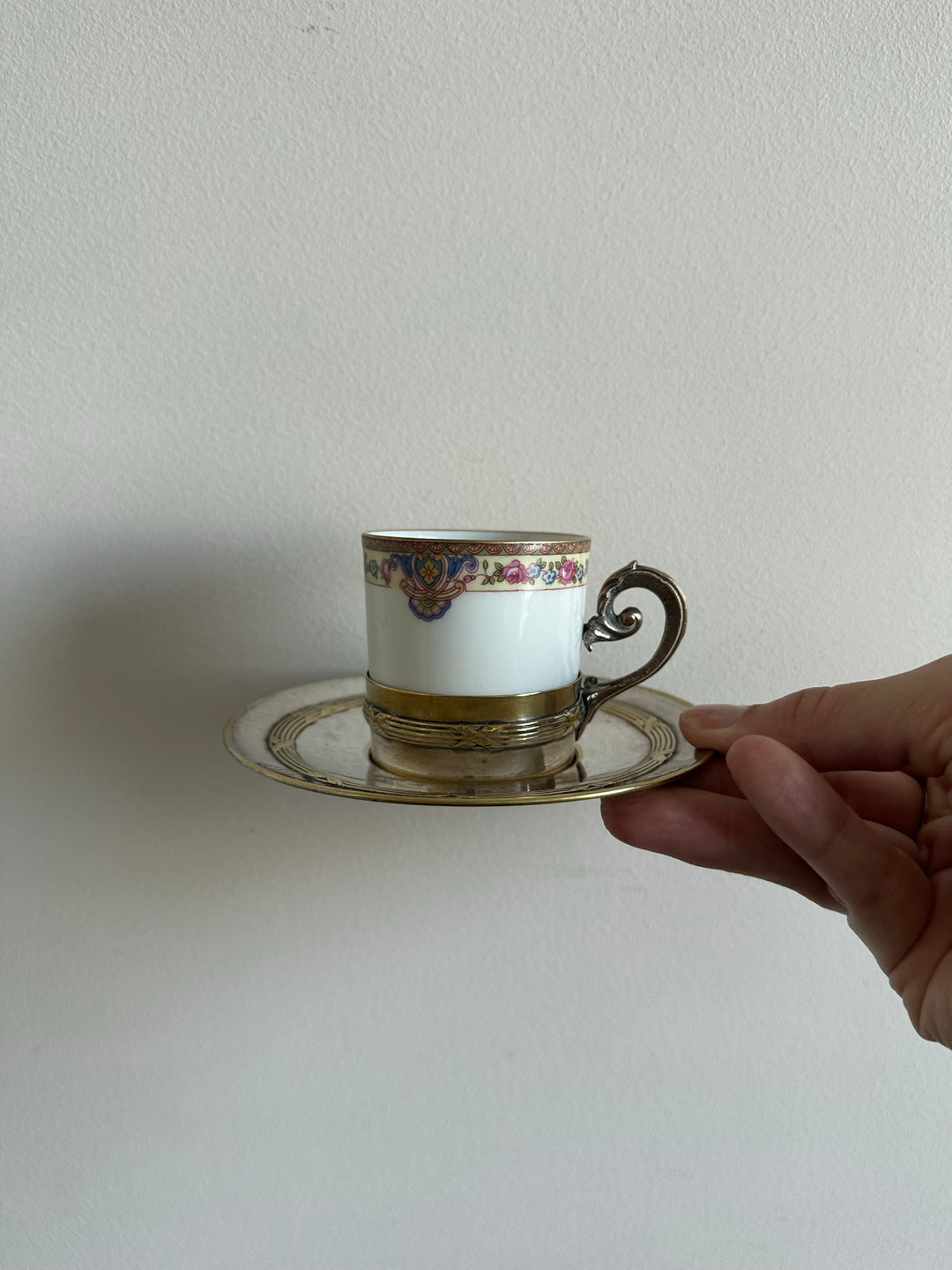 Tasse en porcelaine de Limoges avec porte tasse en métal argenté