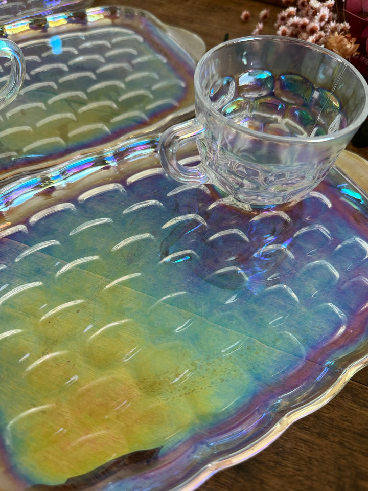 Tasses et plateau en verre irisé