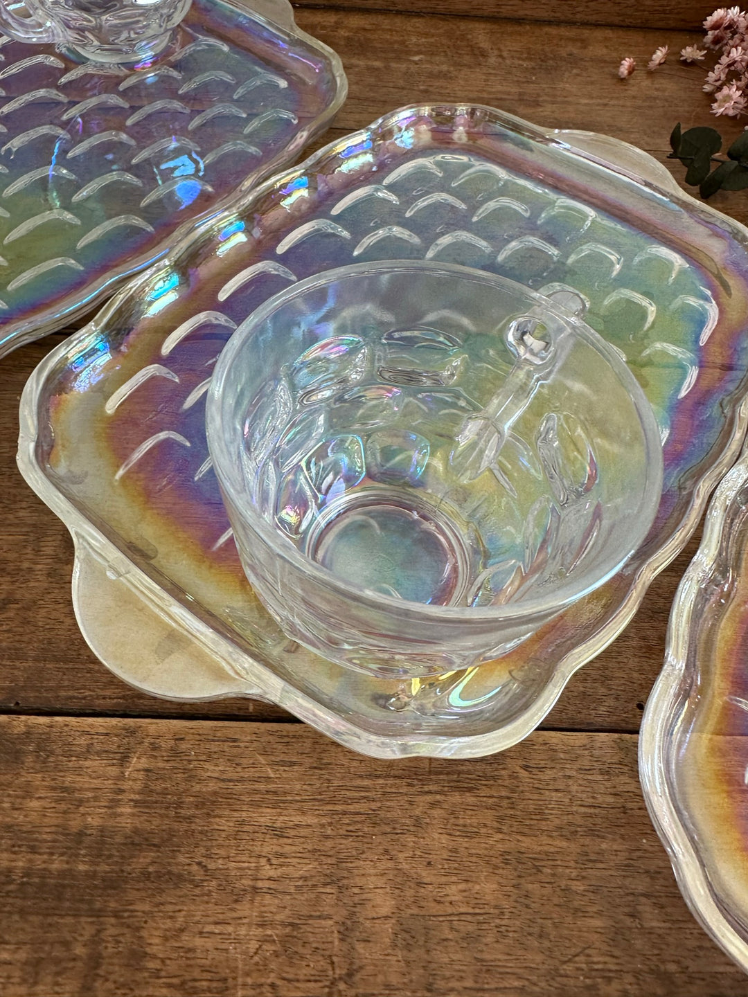 Tasses et plateau en verre irisé