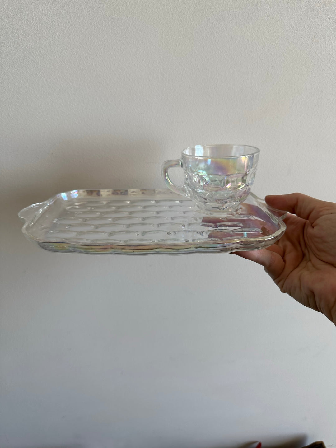 Tasses et plateau en verre irisé