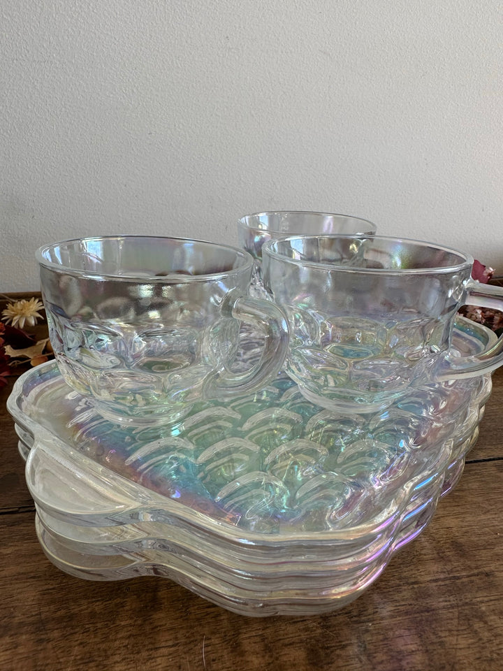 Tasses et plateau en verre irisé