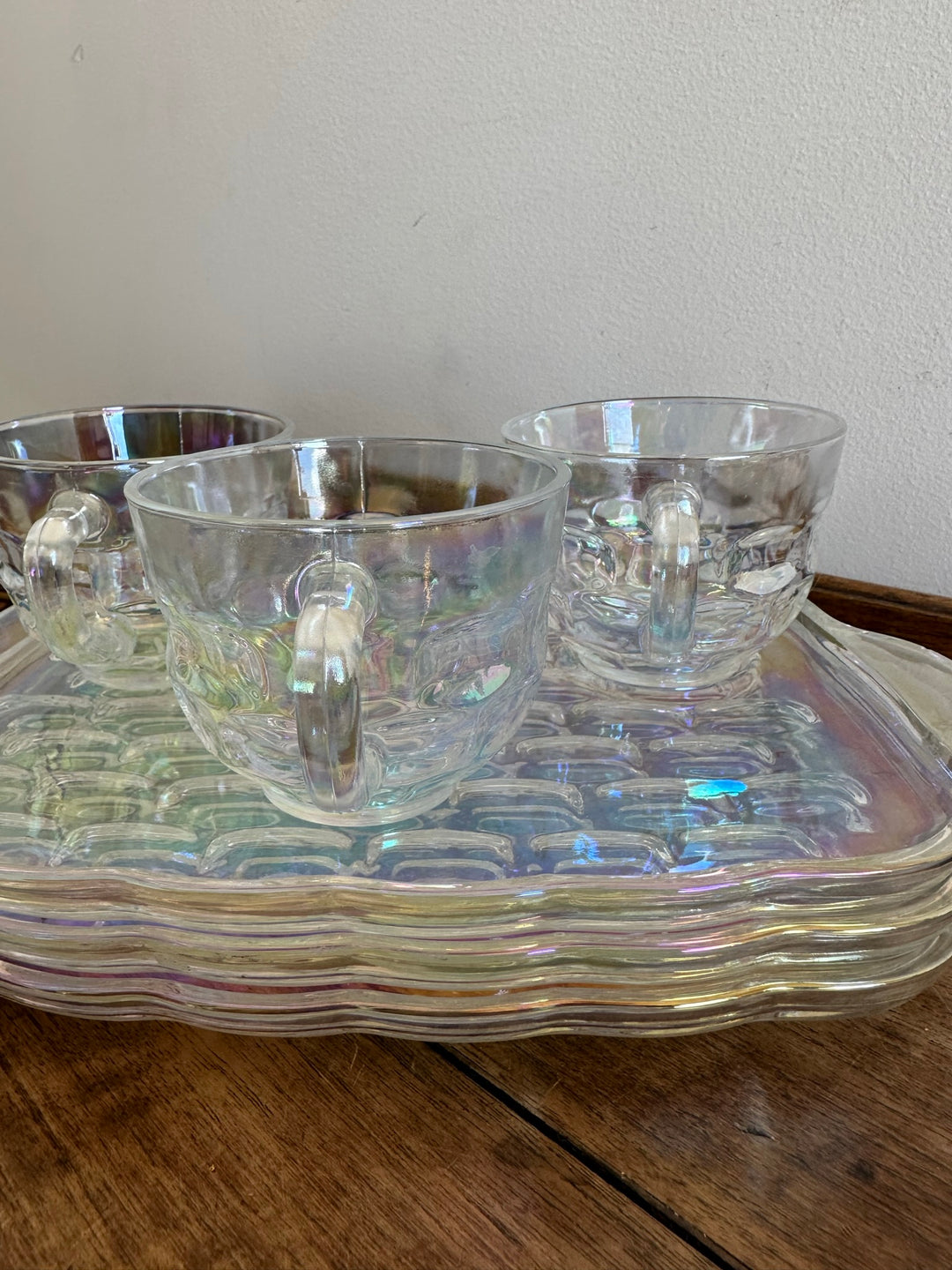 Tasses et plateau en verre irisé