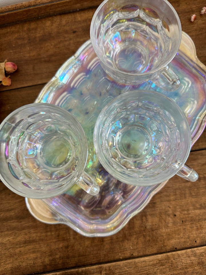 Tasses et plateau en verre irisé